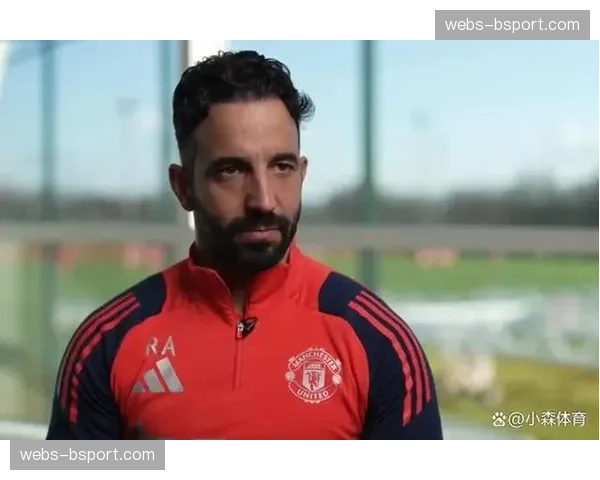 特写：终场哨响，确定降级的特鲁瓦球员瘫坐在草坪上掩面而泣